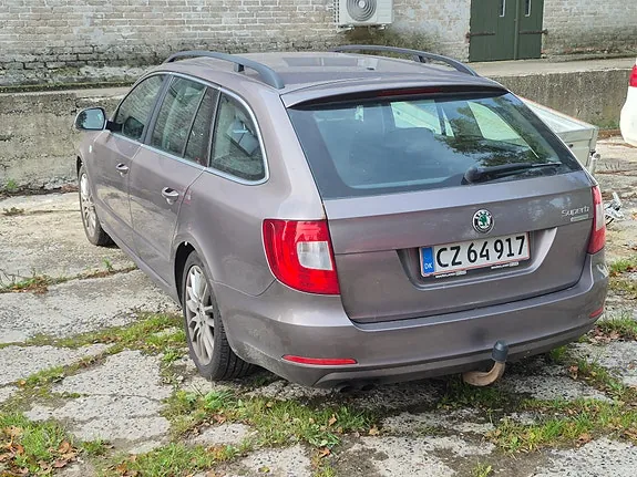 Skoda Superb 2011 photo 3