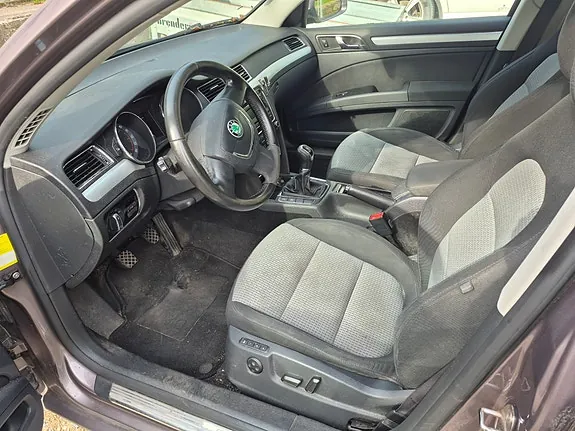 Skoda Superb 2011 photo 4