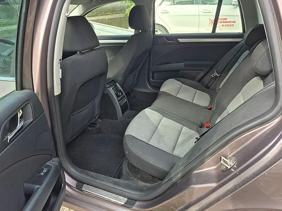 Skoda Superb 2011 photo 5