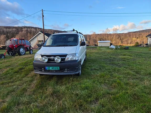 Toyota Hiace 2010 photo 2