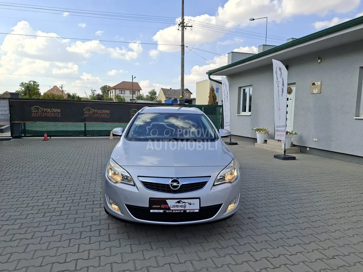 Opel Astra J 2012 photo 2