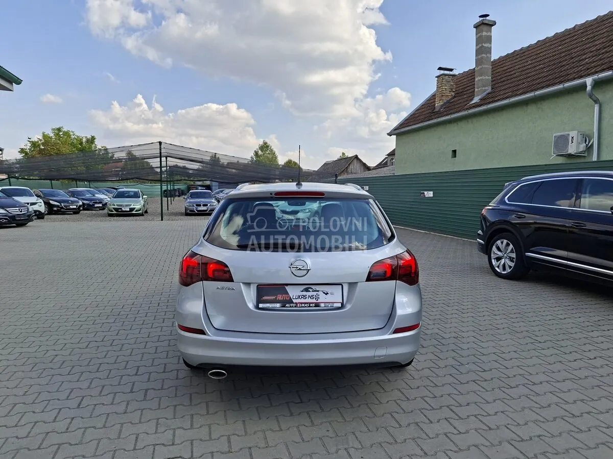 Opel Astra J 2012 photo 5