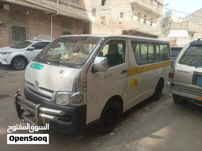 Toyota Hiace 2010 photo 2