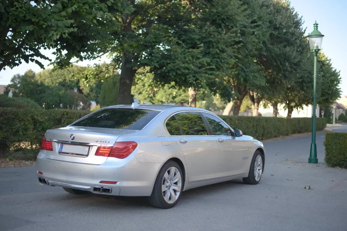 BMW 7 Series 2011 photo 3