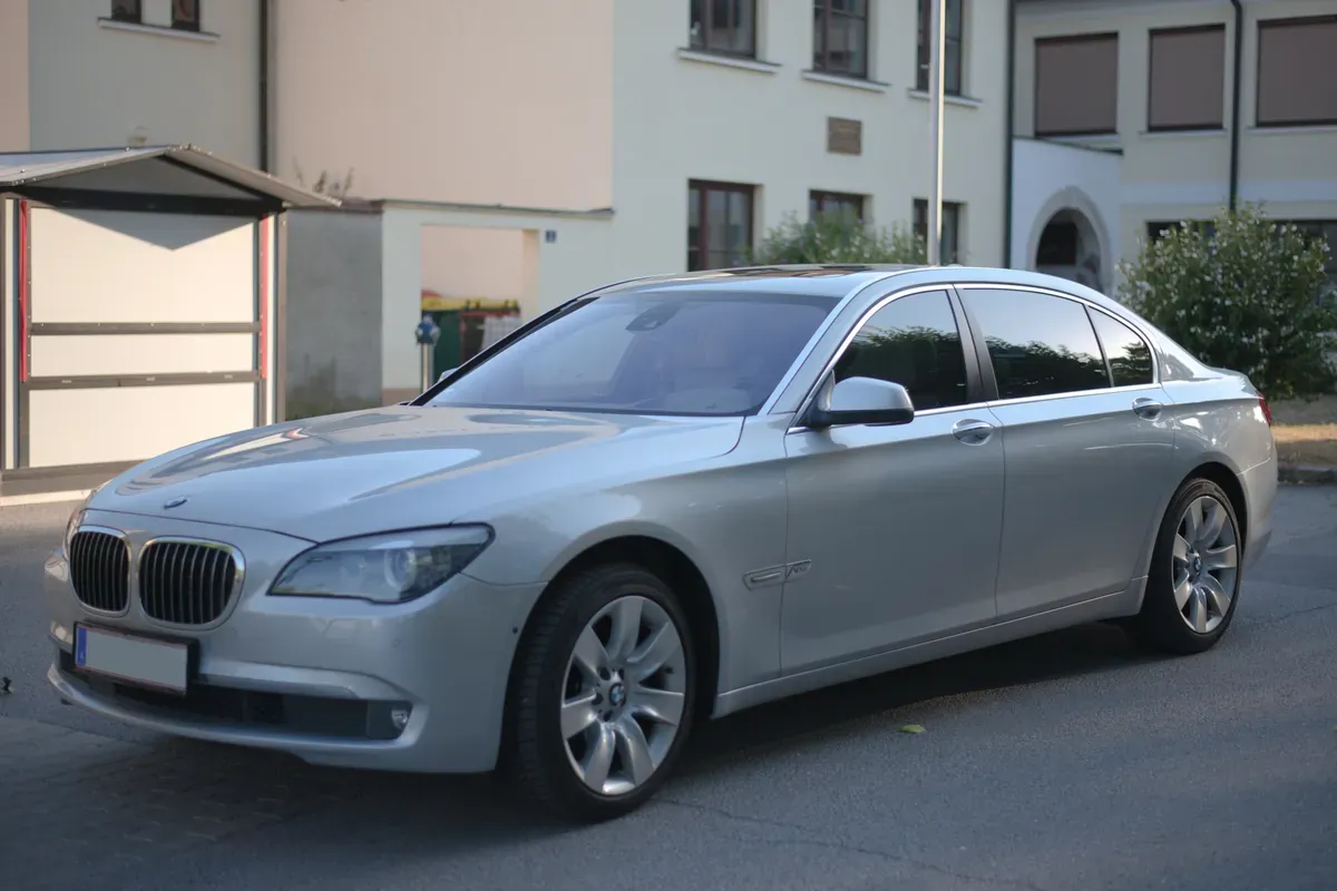 BMW 7 Series 2011 photo 2