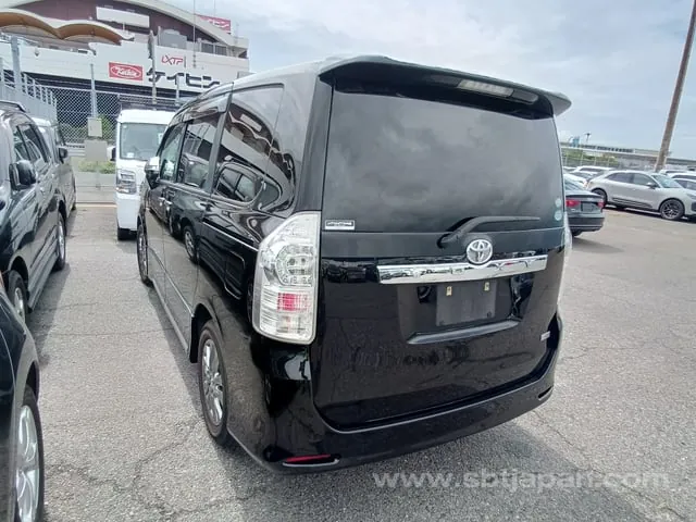 Toyota Voxy 2012 photo 3