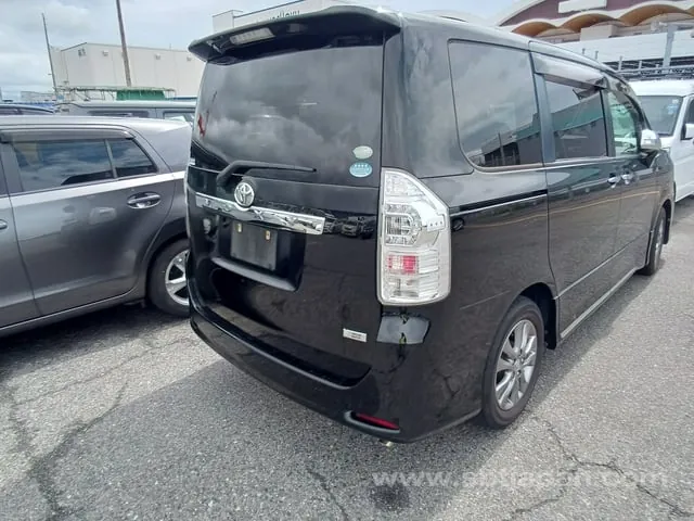 Toyota Voxy 2012 photo 4