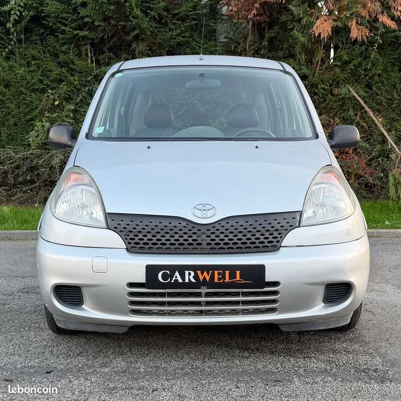 Toyota Yaris 2000 photo 2