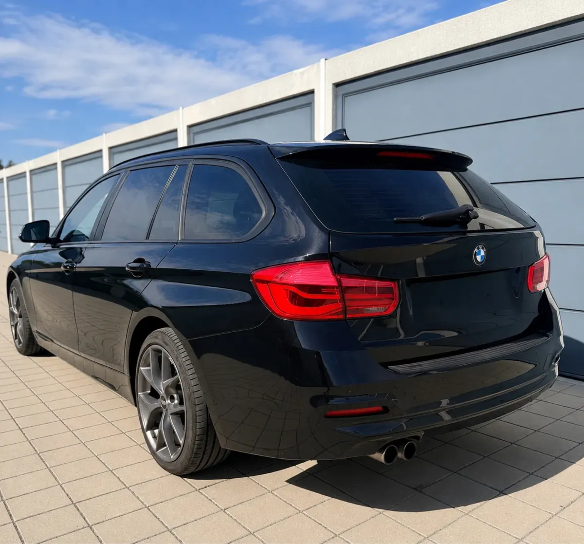 BMW 3Er-Reihe 320I Touring 2018 photo 2