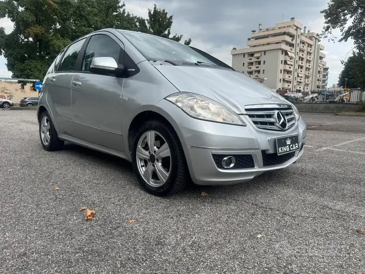 Mercedes-Benz A 180 2011 photo 2