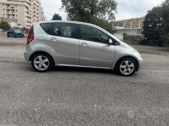 Mercedes-Benz A 180 2011 photo 4