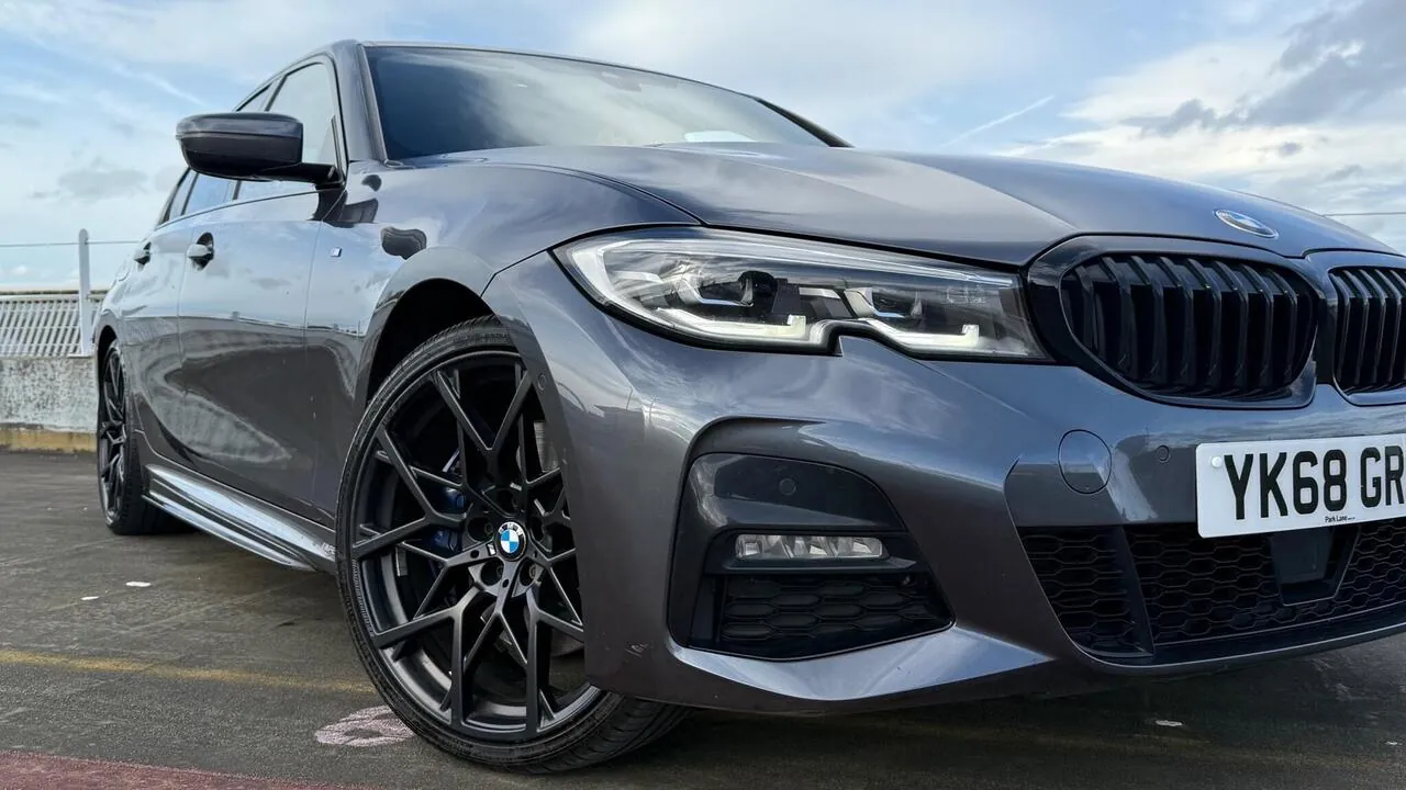 BMW 3 Series 2019 photo 3