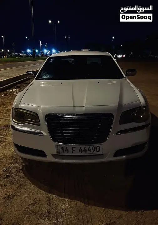 Chrysler 300 2011 photo 2