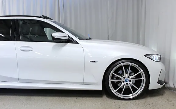 BMW 330E 2023 photo 3