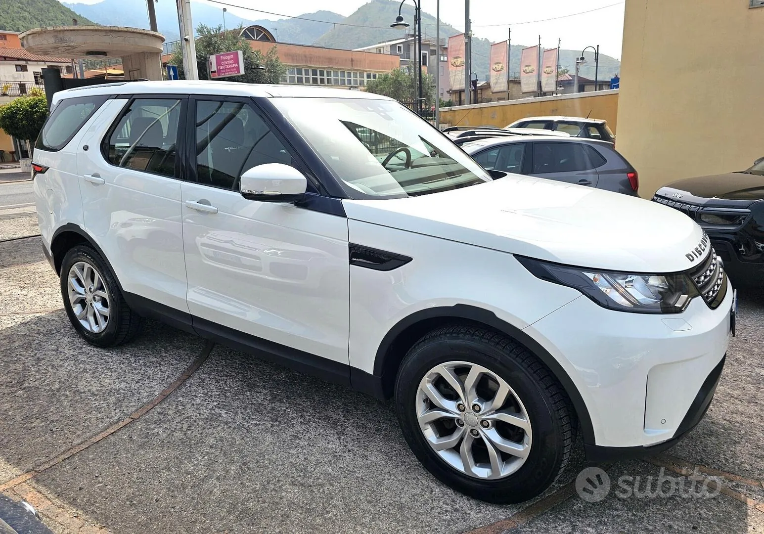 Land Rover Discovery 2019 photo 2
