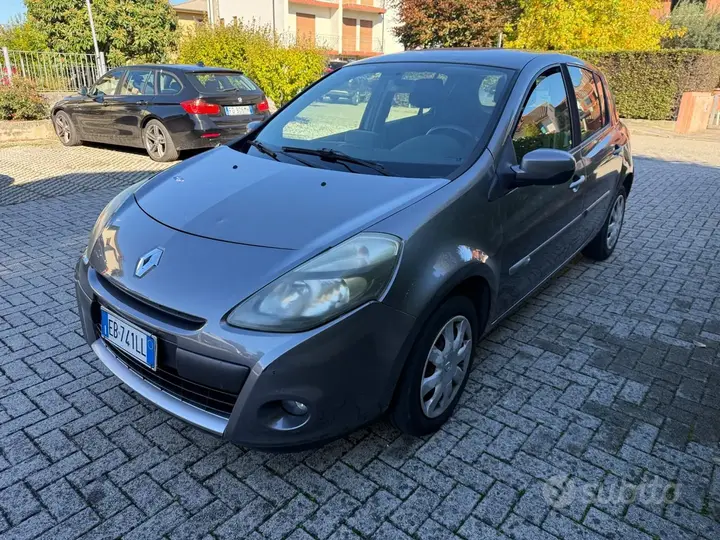 Renault Clio 2010 photo 2