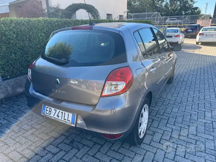 Renault Clio 2010 photo 4
