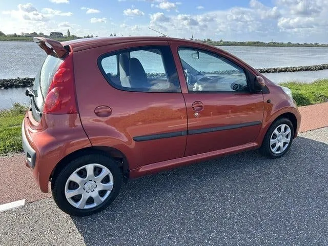 Peugeot 107 2010 photo 2