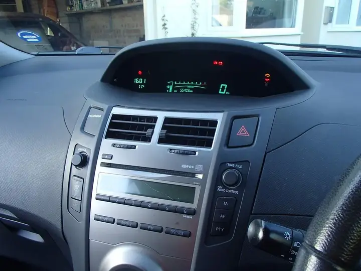 Toyota Yaris 2010 photo 3