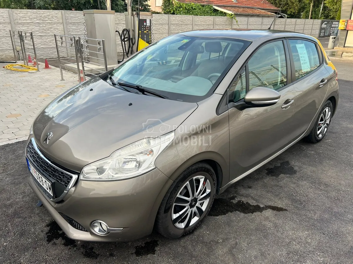 Peugeot 208 2012 photo 2