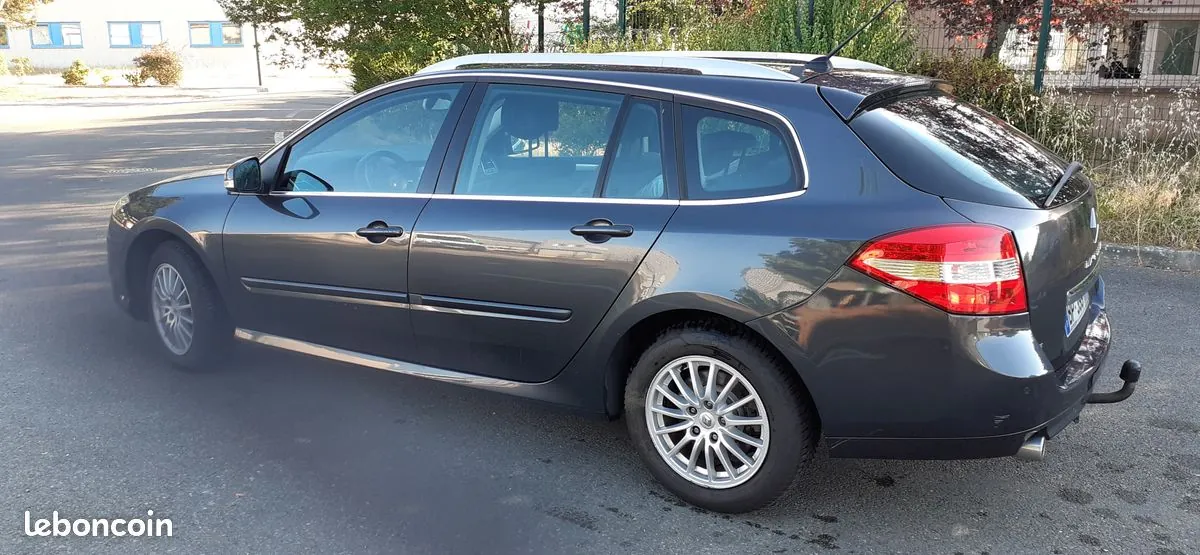 Renault Laguna 2011 photo 2