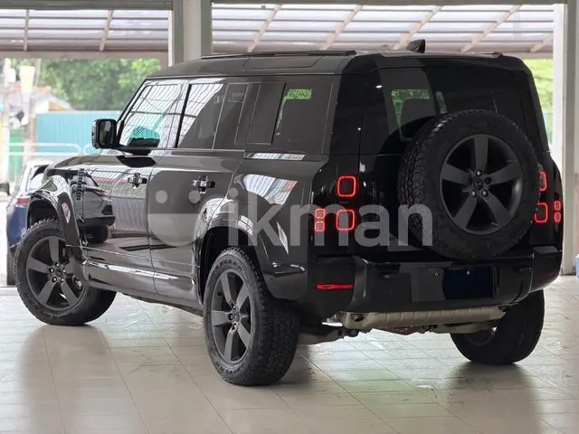 Land Rover Defender photo 4