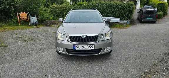 Skoda Octavia 2011 photo 2
