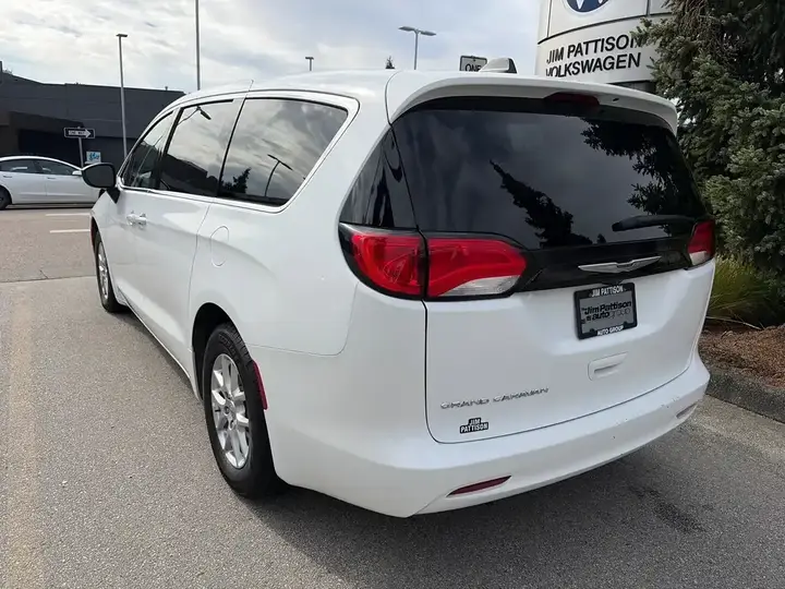 Chrysler Grand Caravan 2024 photo 3