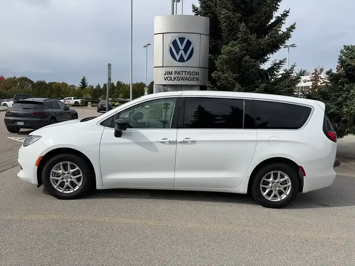 Chrysler Grand Caravan 2024 photo 2