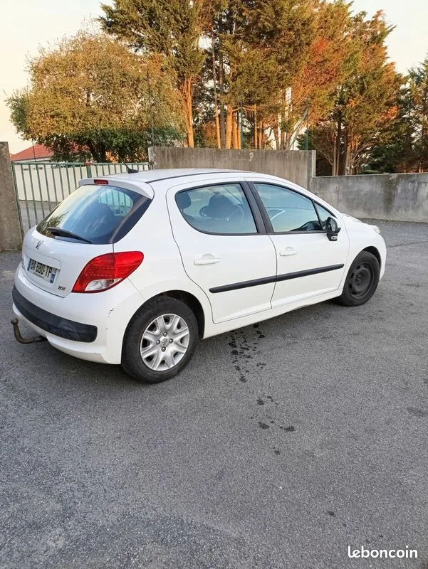 Peugeot 207 2010 photo 2
