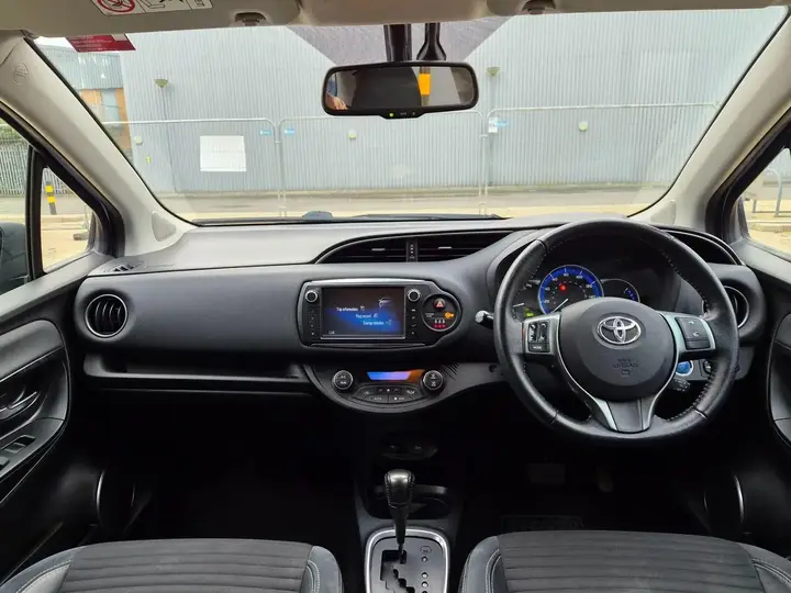 Toyota Yaris 2015 photo 4