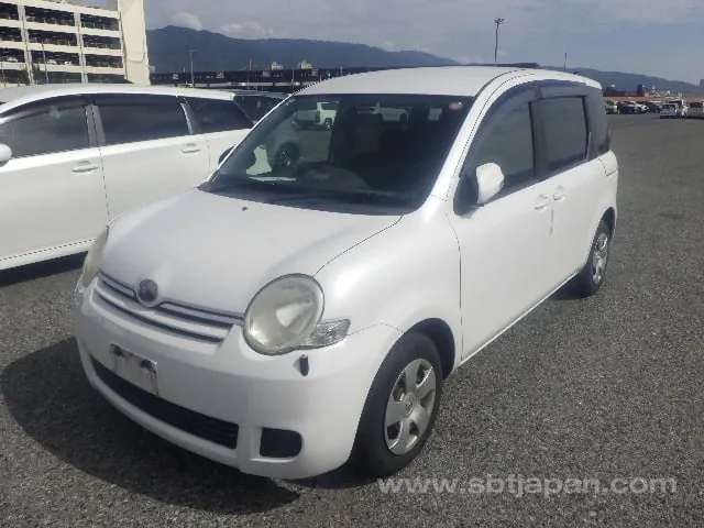 Toyota Sienta 2010 photo 2