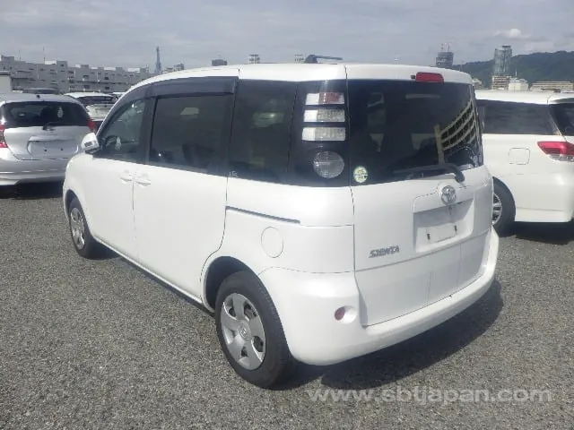 Toyota Sienta 2010 photo 3