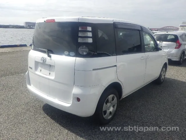 Toyota Sienta 2010 photo 4