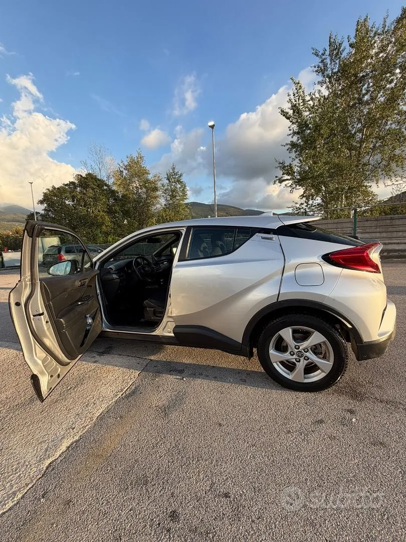 Toyota C-Hr 2017 photo 2