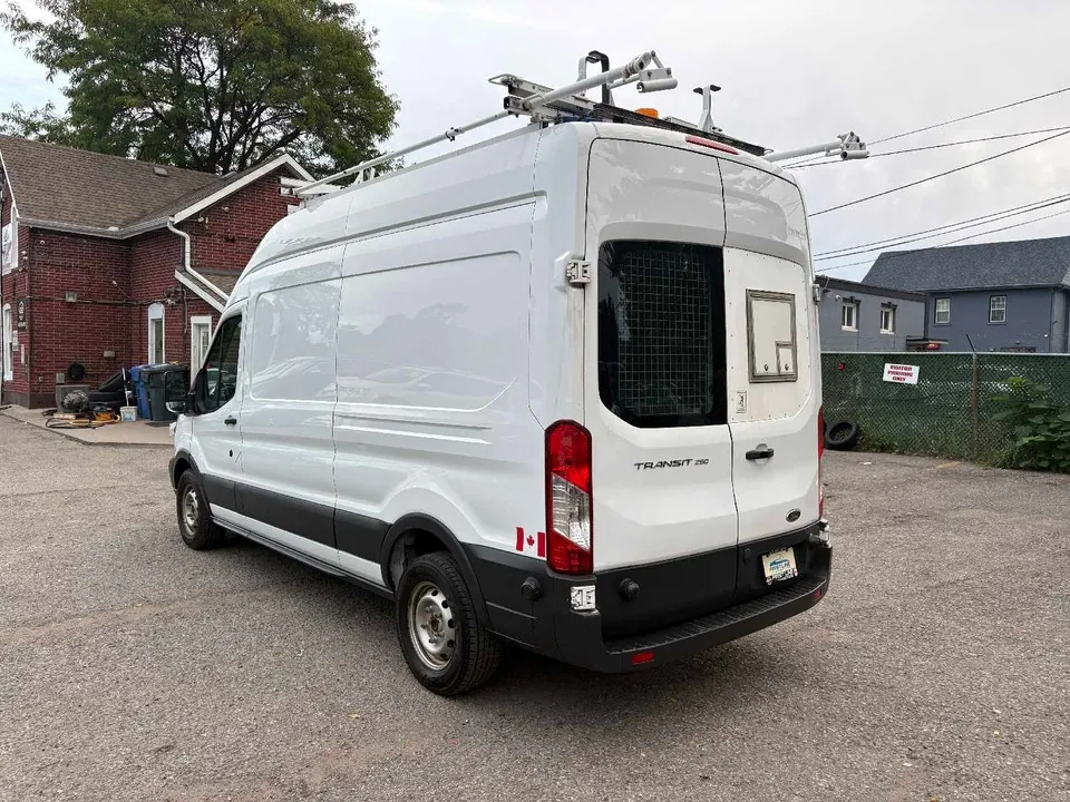Ford Transit Cargo 2017 photo 2