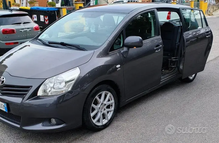 Toyota Verso 2010 photo 2