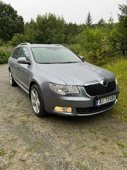 Skoda Superb 2012 photo 3