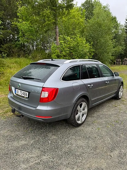 Skoda Superb 2012 photo 4