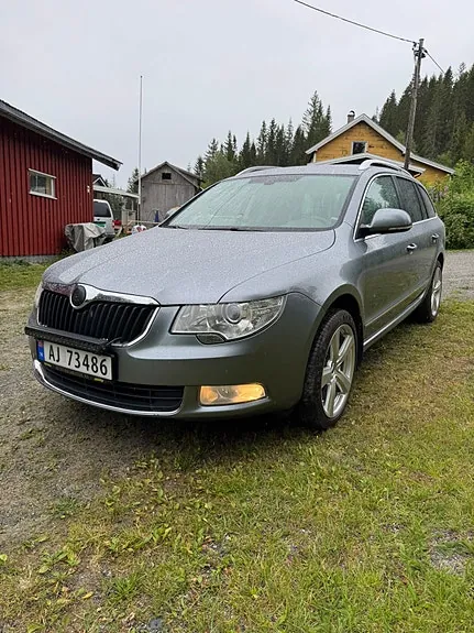 Skoda Superb 2012 photo 2