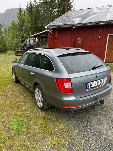Skoda Superb 2012 photo 5