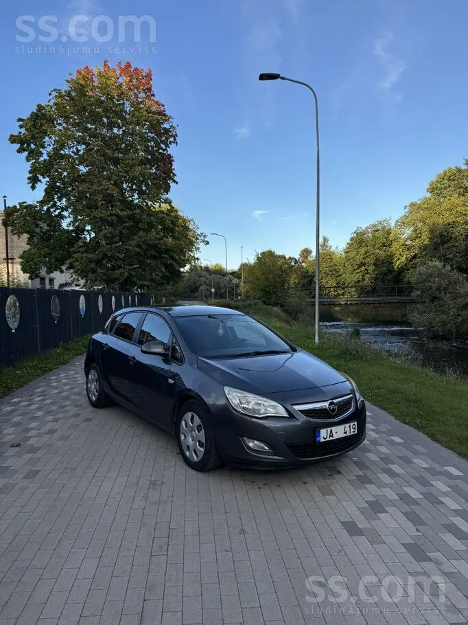 Opel Astra 2012 photo 2