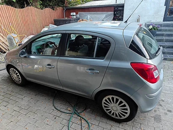 Opel Corsa 2011 photo 2