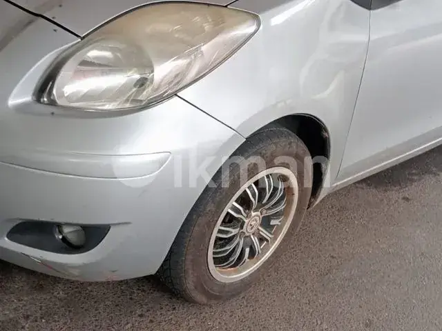 Toyota Vitz 2009 photo 2