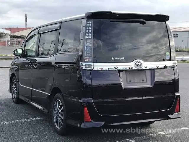 Toyota Voxy 2014 photo 3