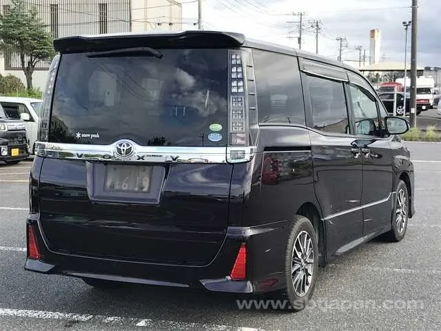 Toyota Voxy 2014 photo 4