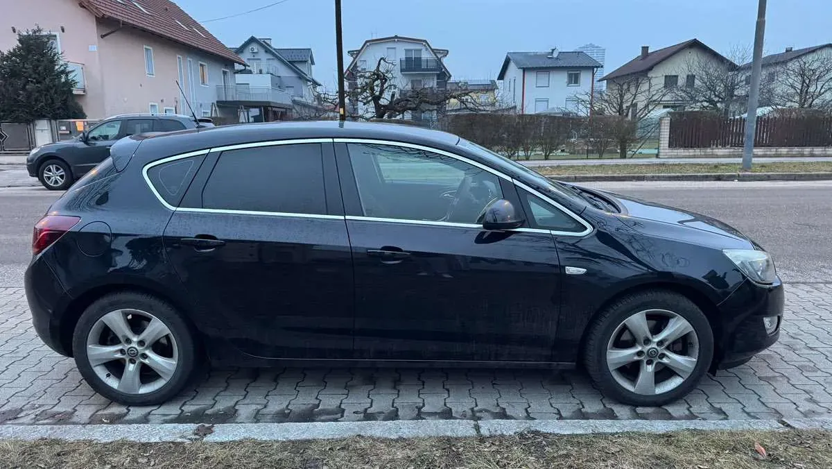 Opel Astra 2010 photo 2