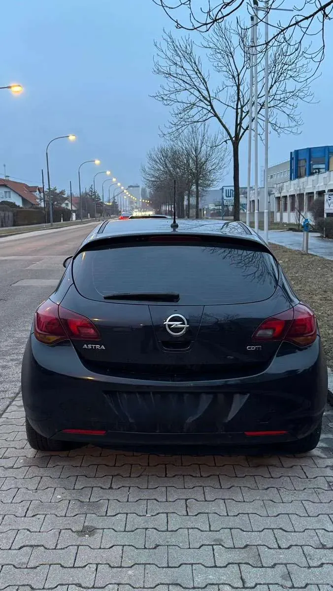 Opel Astra 2010 photo 3