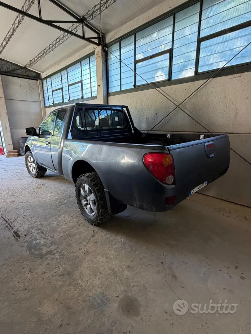 Mitsubishi L200 2010 photo 2