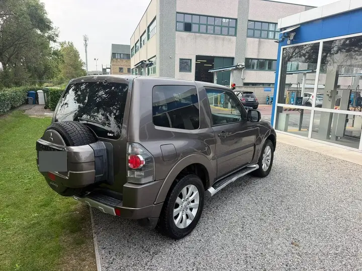 Mitsubishi Pajero 2010 photo 2